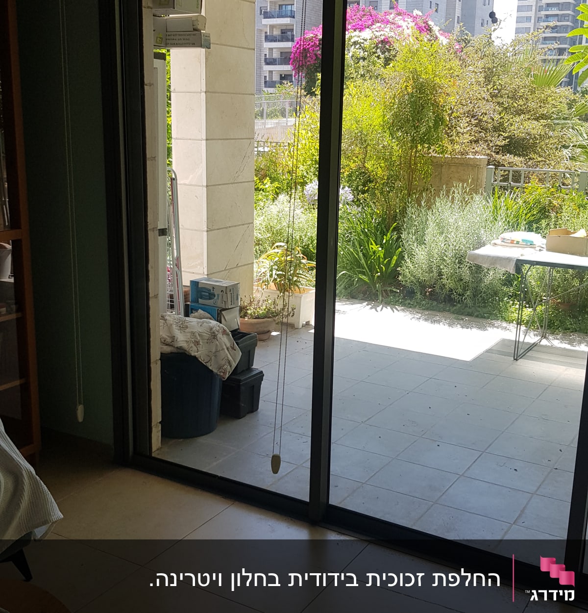 דלת זכוכית גדולה עם נוף לגינה ירוקה